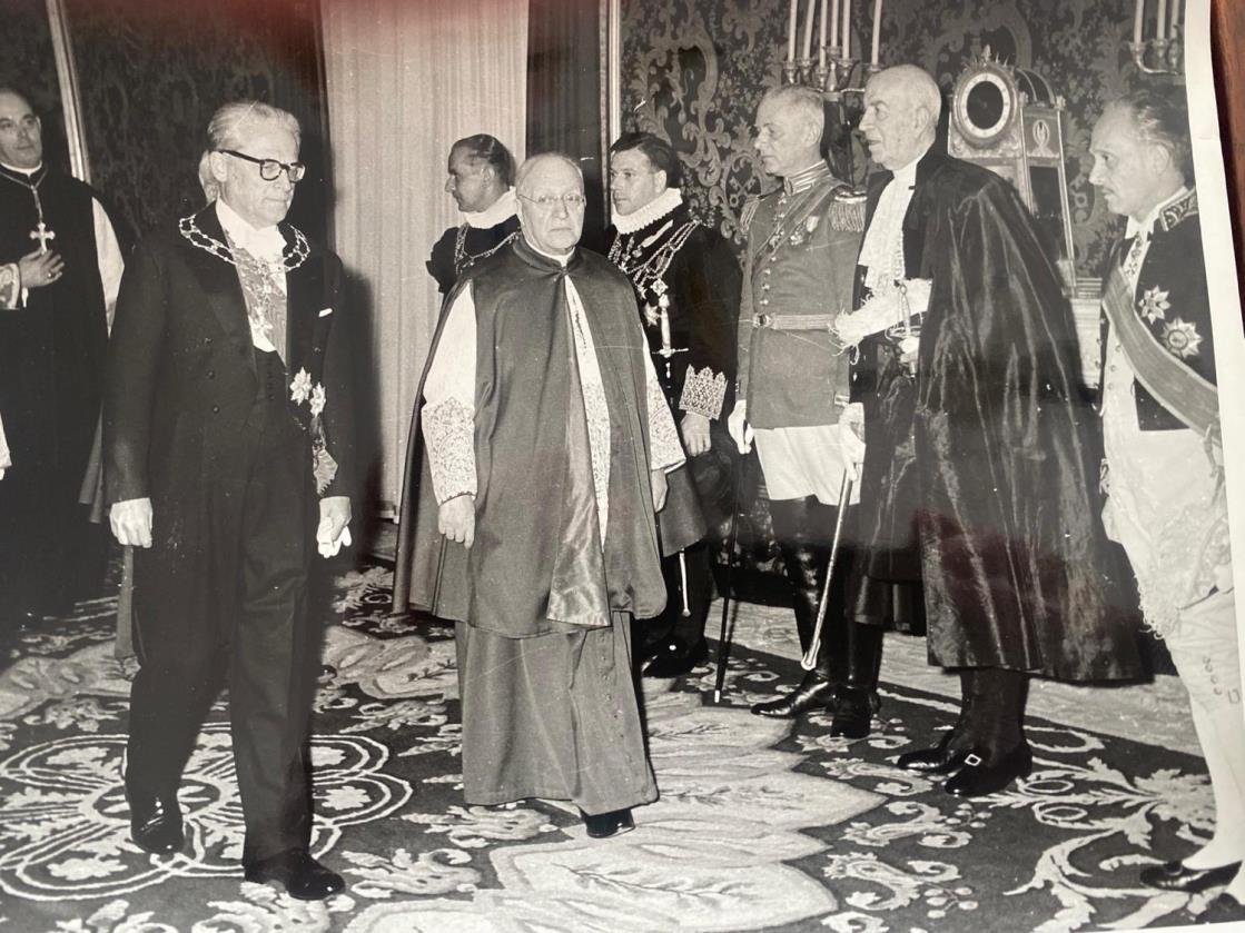 Dignitari della Corte pontificia; Alfredo Bennicelli a destra in cappa nera, gorgiera bianca e spada