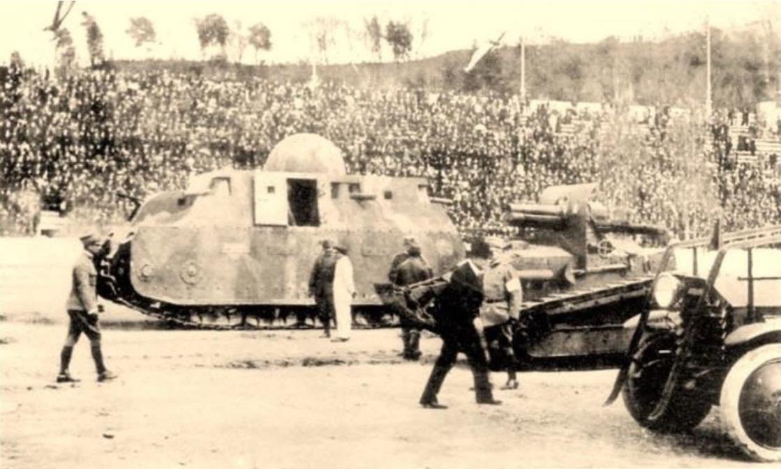 Il Fiat 2000 con il portello aperto davanti alla folla nell’anfiteatro