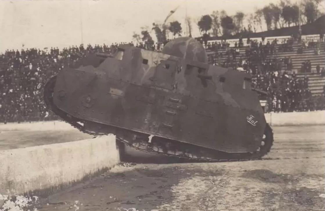 Il carro Fiat 2000 durante una dimostrazione pubblica, con il pubblico sullo sfondo