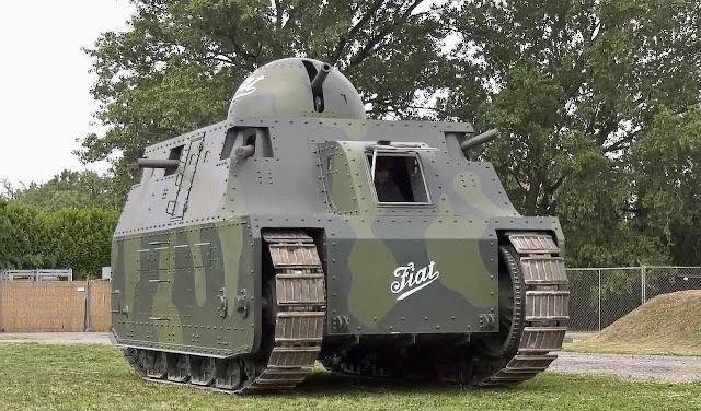 Replica funzionante del carro Fiat 2000 all’aperto, su un prato