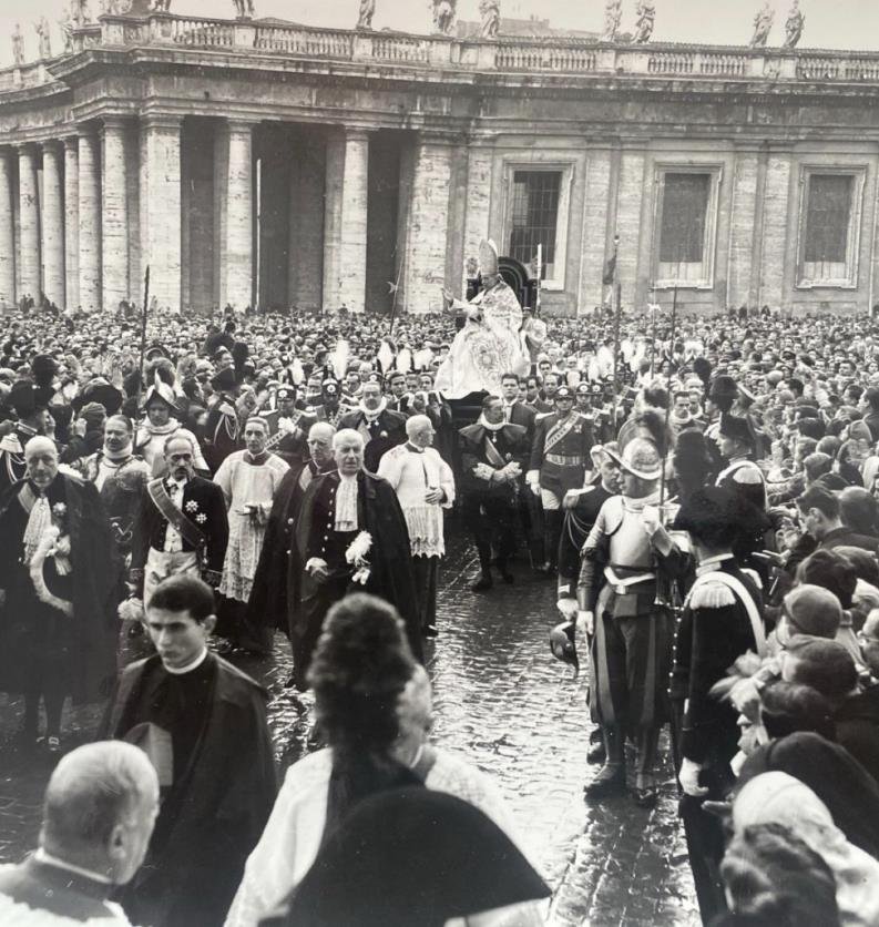 Piazza San Pietro gremita, il papa sulla sedia gestatoria e Bennicelli al centro del corteo