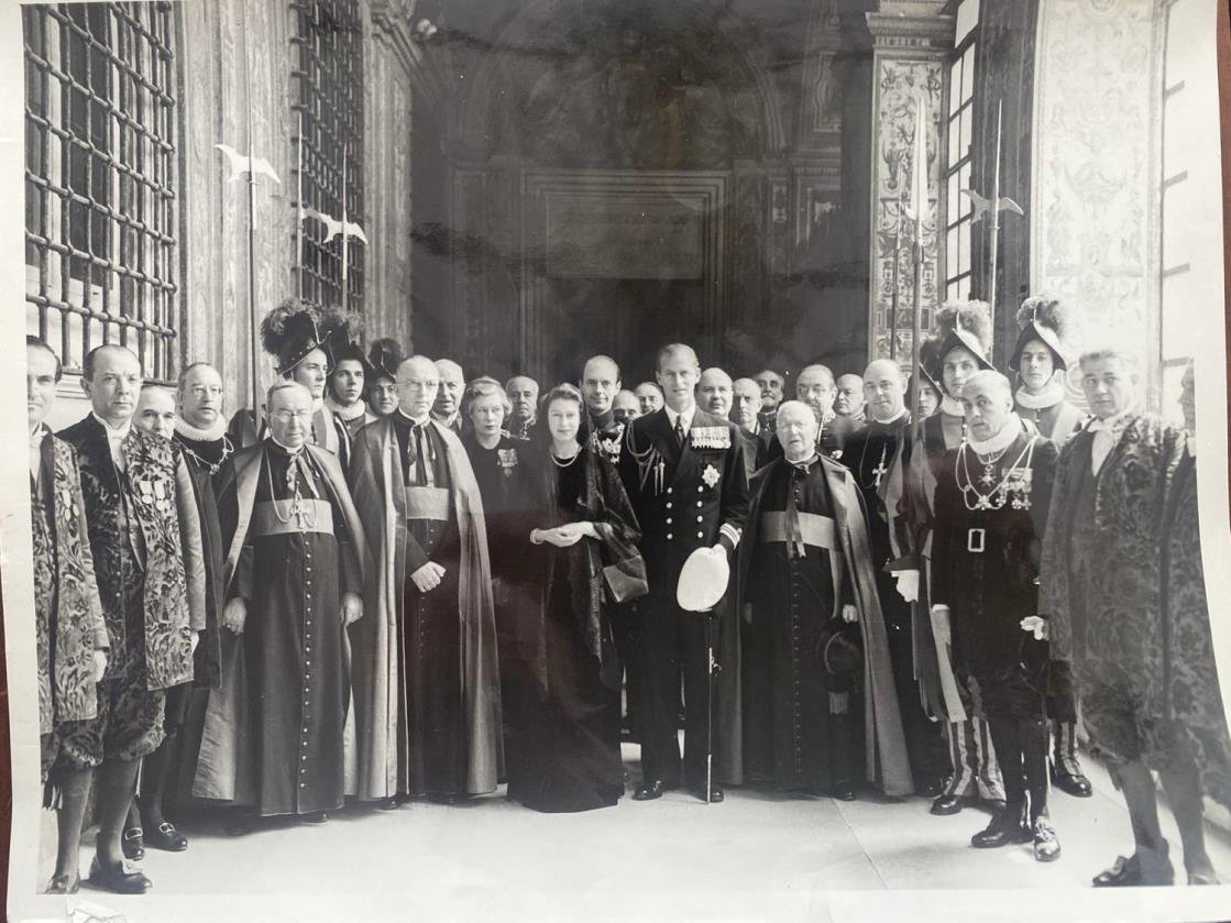 Foto di gruppo in Vaticano, 14 aprile 1951, con la principessa Elisabetta e il duca di Edimburgo al centro