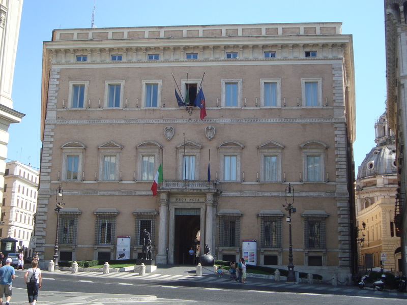 Palazzo Valentini, facciata su via Quattro Novembre